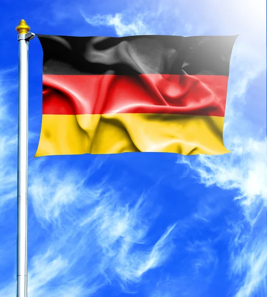 Cielo azul y mástil con bandera ondeante colgada de Alemania — Foto de Stock