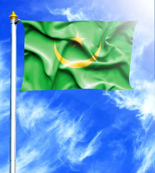 Błękitne niebo i maszt z powieszony machać flaga Mauretanii — Zdjęcie stockowe