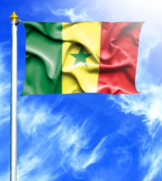 Cielo blu e albero con bandiera sventolata appesa del Senegal — Foto Stock