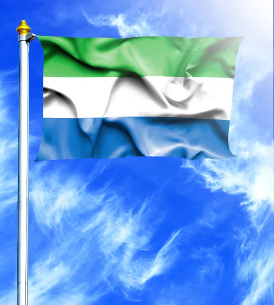 Blauwe hemel en mast met opgehangen wuivende vlag van Sierra Leone — Stockfoto