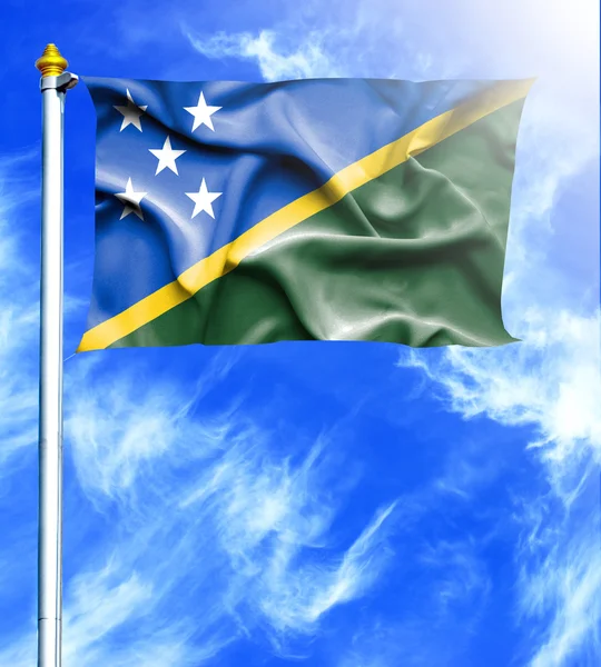 Ciel bleu et mât avec drapeau agitant pendu des Îles Salomon — Photo