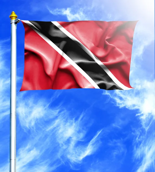 Céu azul e mastro com bandeira acenando enforcado de Trinidad e Tobago — Fotografia de Stock