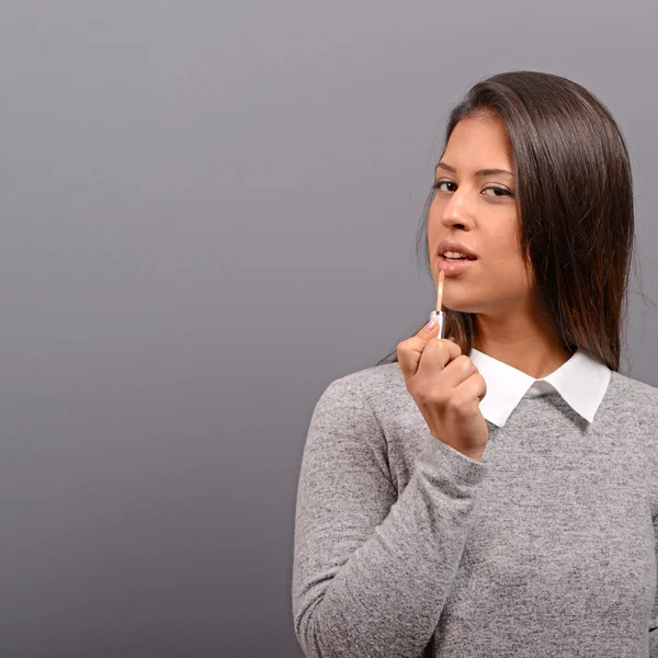 Hermosa mujer haciendo maquillaje en la cara con lápiz labial. Moda mod —  Fotos de Stock