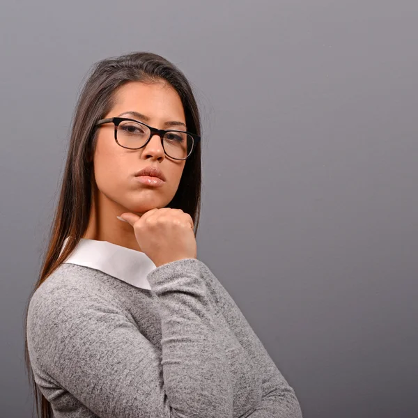 Retrato de una mujer de negocios confiada sobre fondo gris —  Fotos de Stock