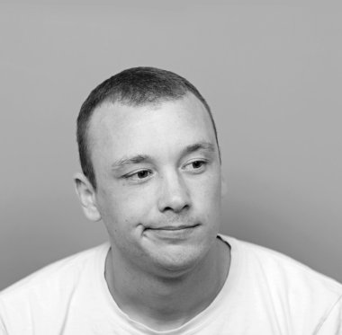 kırmızı bir arka plan karşı umutsuz adamın portresi