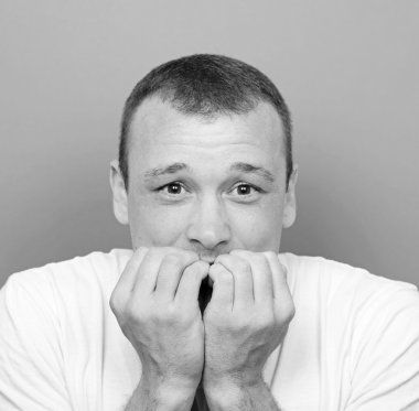 çivi sarı arka plana karşı ısırma adam portresi