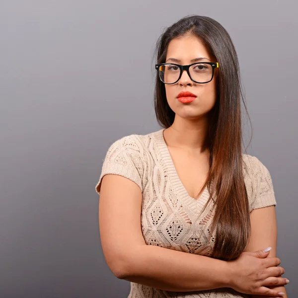 Portrait of a smiling business woman against gray background — Stock Photo, Image