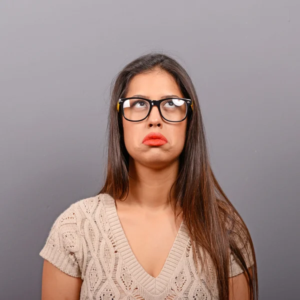 Porträt einer traurigen Frau vor grauem Hintergrund — Stockfoto