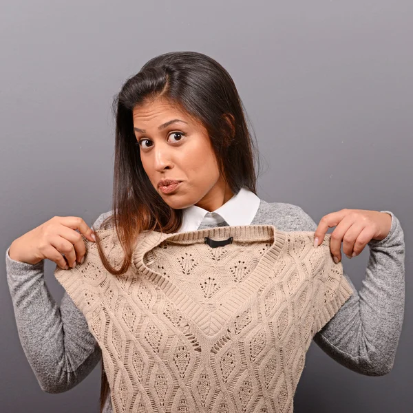 Portrait d'une femme choisissant des vêtements sur fond gris — Photo