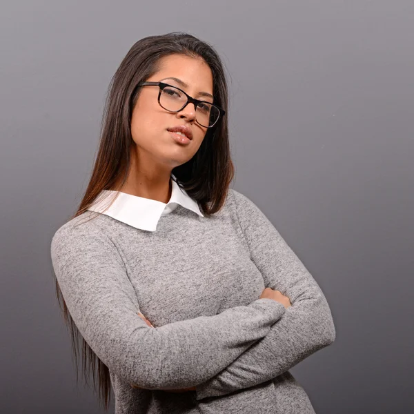 Retrato de uma mulher de negócios sorridente contra fundo cinza — Fotografia de Stock