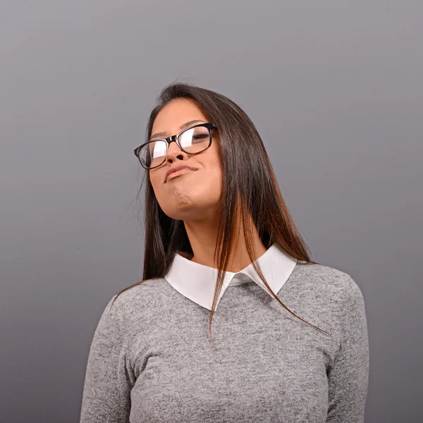 Retrato de atractiva mujer de negocios con gafas contra gris — Foto de Stock