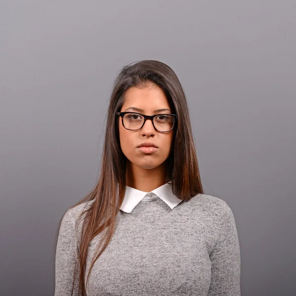 Портрет привлекательной деловой женщины в очках против серого — стоковое фото