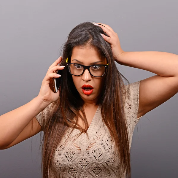 Portret van mooie vrouw in schok tijdens het gesprek op een cellpho — Stockfoto