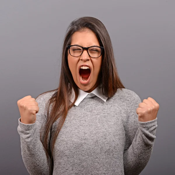 Retrato de mulher feliz exulta bombeamento punhos em êxtase celebra — Fotografia de Stock