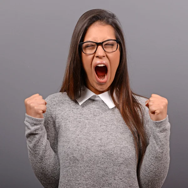 Retrato de mujer feliz se regocija bombeo puños extático celebra — Foto de Stock