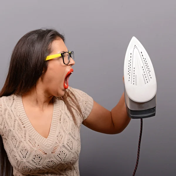 Portret van vrouw schreeuwen op ijzer en moe van huis werk weer — Stockfoto