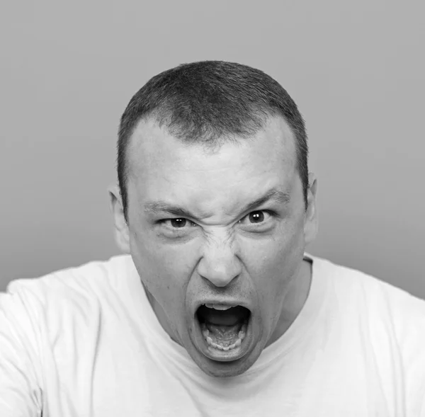 Retrato de hombre enojado gritando contra fondo rojo — Foto de Stock