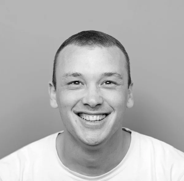 Retrato del hombre guapo sonriendo sobre fondo rojo —  Fotos de Stock