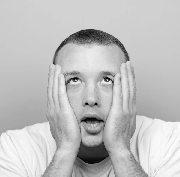 Retrato de homem triste olhando para cima contra fundo verde — Fotografia de Stock