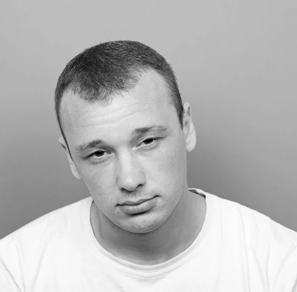 Retrato del hombre cansado sobre fondo amarillo —  Fotos de Stock