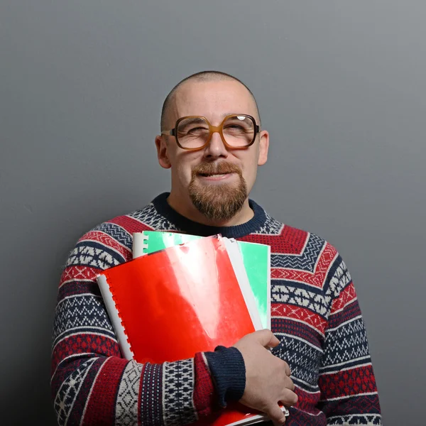 Portret van een bedrijf boek met retro bril tegen grijs nerd — Stockfoto