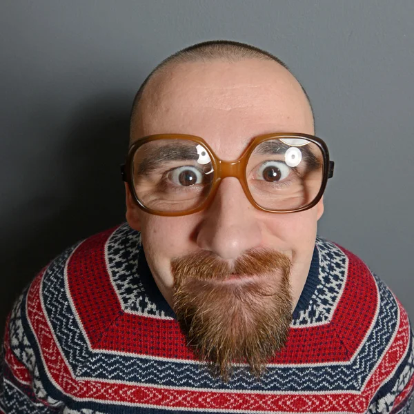 Retrato de un nerd con gafas y suéter retro contra gris b —  Fotos de Stock