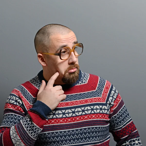 Portrait d'un nerd avec des lunettes et pull rétro contre gris b — Photo