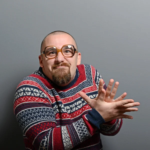 Portrait of a nerd clapping hands with glasses and retro sweater — Stock Photo, Image