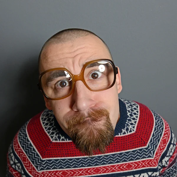 Портрет ботаніка в окулярах і ретро светр проти сірого б — стокове фото