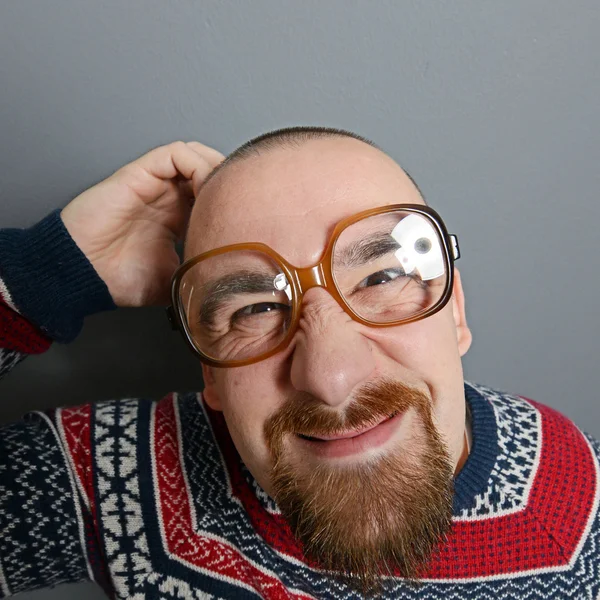 Retrato de un nerd con gafas y suéter retro contra gris b —  Fotos de Stock