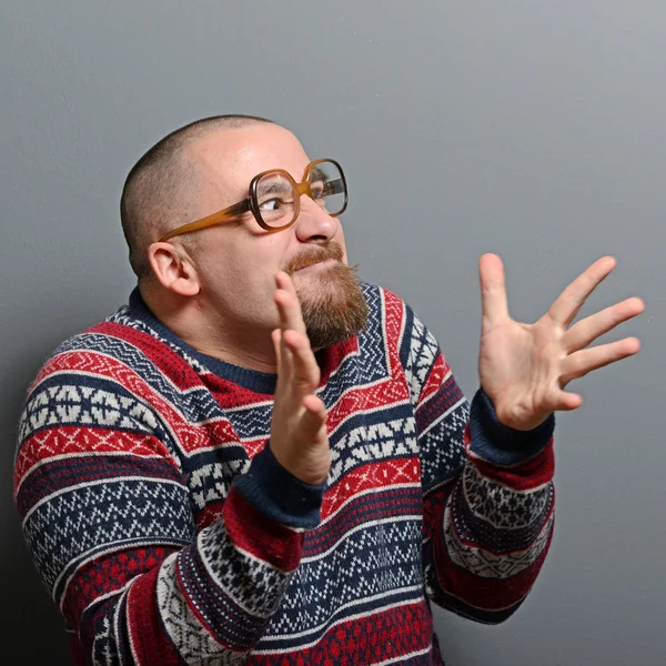 Retrato de un nerd aplaudiendo con gafas y suéter retro —  Fotos de Stock