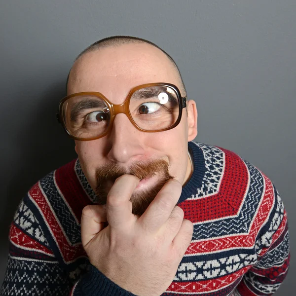 Retrato de un nerd con gafas y suéter retro contra gris b —  Fotos de Stock