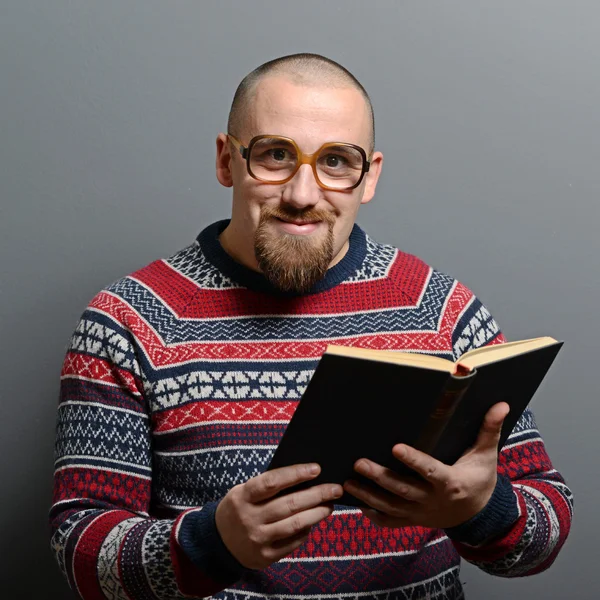 Portret van een bedrijf boek met retro bril tegen grijs nerd — Stockfoto