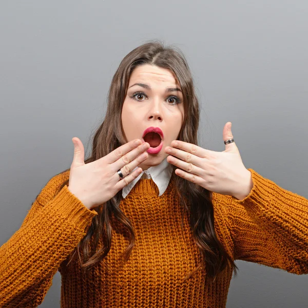 Προσωπογραφία γυναίκας κατάπληκτος με εξάπλωση τα χέρια κατά γκρι έκφραση — Φωτογραφία Αρχείου