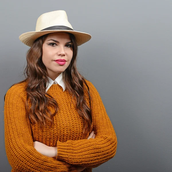 Retrato de mulher de aparência urbana em suéter e chapéu contra cinza — Fotografia de Stock