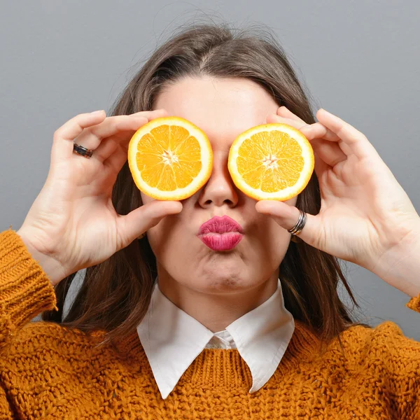 Retrato de mulher engraçada jovem e saudável com laranjas sobre os olhos — Fotografia de Stock