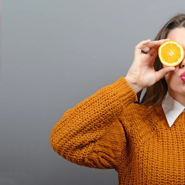 Ritratto di giovane e sana donna divertente con arance sopra gli occhi — Foto Stock