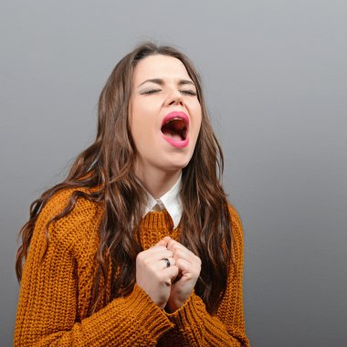 Bir şey hakkında dua veya gri karşı merhamet için yalvarıyor kadın 