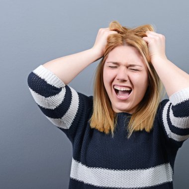 Dışarı çekerek saç gri bac karşı bir histerik kadın portresi