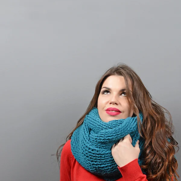 Portré, fiatal gondolkodó nő keresi fel téli ruhák — Stock Fotó