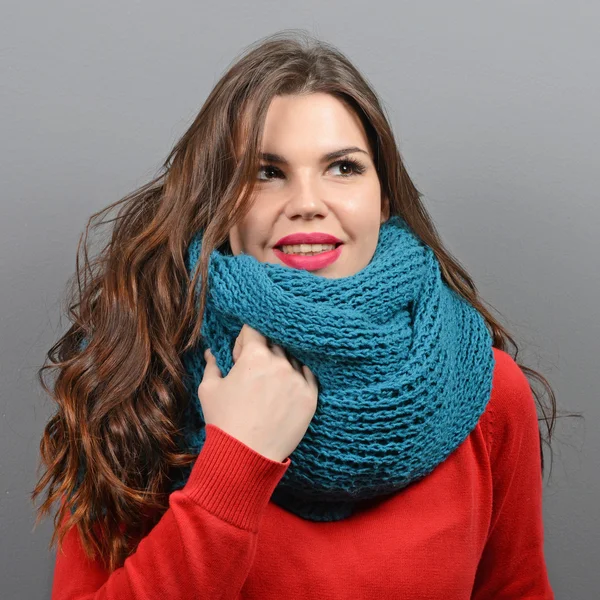 Kış giysileri gri karşı genç güzel kadın portresi — Stok fotoğraf