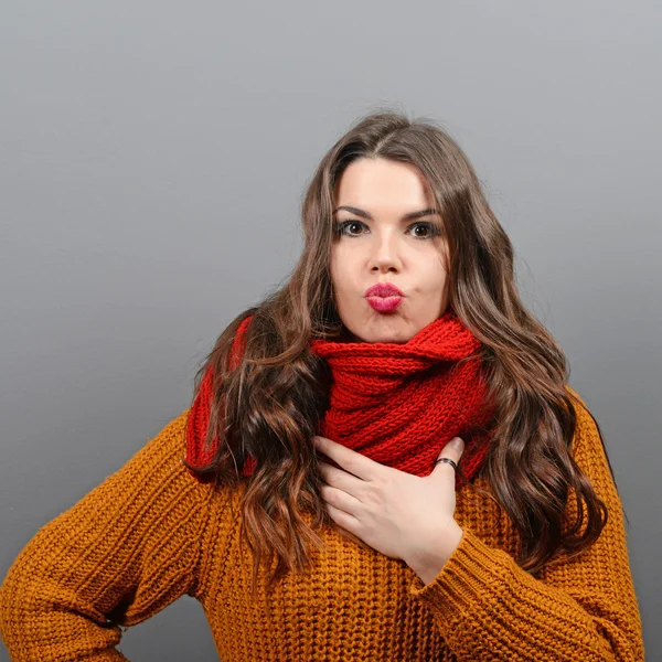 Retrato de jovem mulher em roupas de inverno contra backgroun cinza — Fotografia de Stock