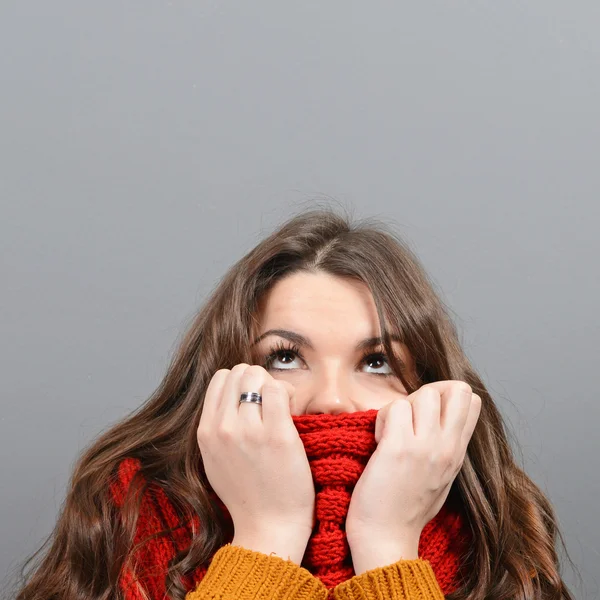 Πορτρέτο της νεαρής γυναίκας στα ρούχα χειμώνα ψάχνει επάνω ενάντια σε ένα παιχνίδι — Φωτογραφία Αρχείου