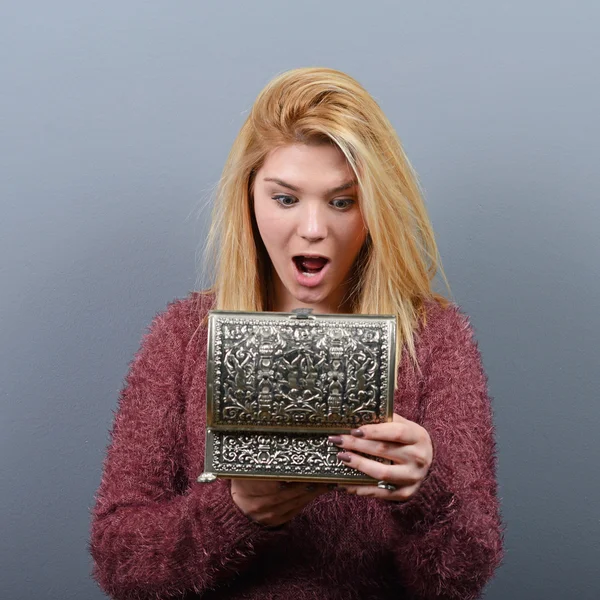 Hermosa mujer feliz abriendo caja vintage contra fondo gris — Foto de Stock