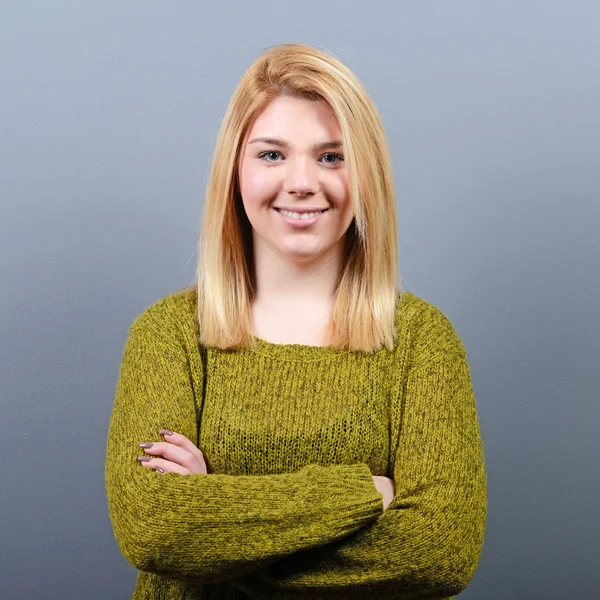 Retrato de una mujer de negocios sonriente sobre fondo gris — Foto de Stock