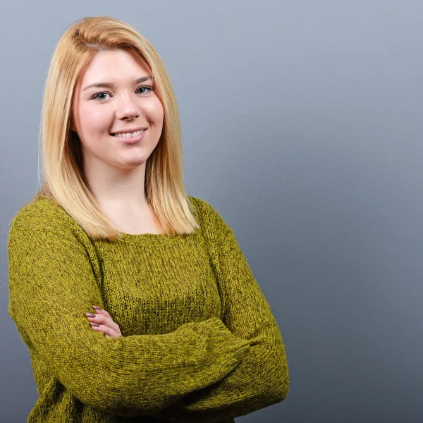 Retrato de uma mulher de negócios sorridente contra fundo cinza — Fotografia de Stock