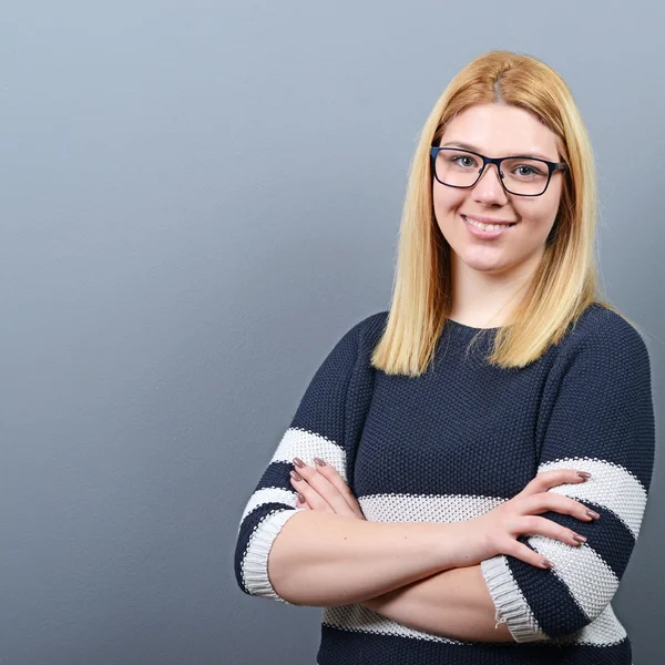 Retrato de uma mulher de negócios sorridente contra fundo cinza — Fotografia de Stock