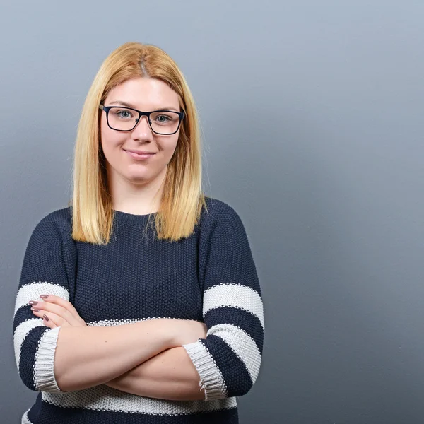 Retrato de uma mulher de negócios sorridente contra fundo cinza — Fotografia de Stock