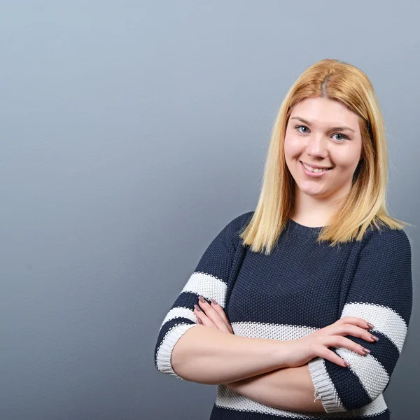 Retrato de uma mulher de negócios sorridente contra fundo cinza — Fotografia de Stock