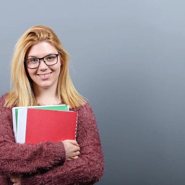 Muotokuva onnellinen opiskelija nainen tilalla kirjoja peukalo ylös agai — kuvapankkivalokuva